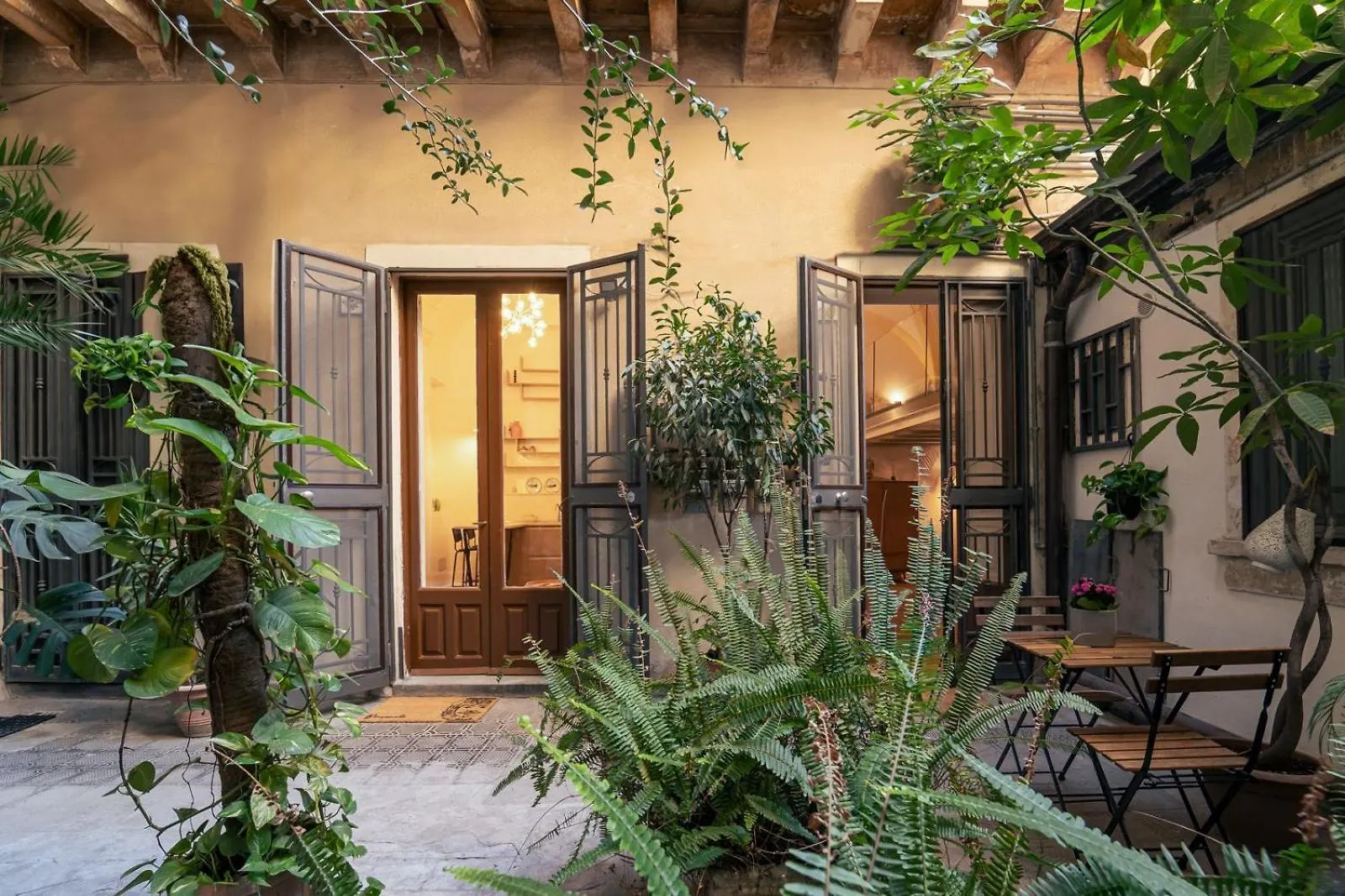 Elegant Design Apartment In Historical City Center Catania Italia